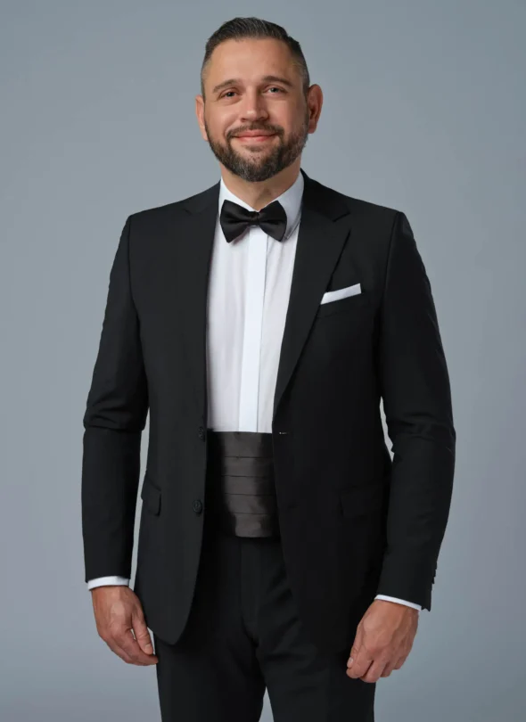 Pánsky oblek v matnej čiernej farbe