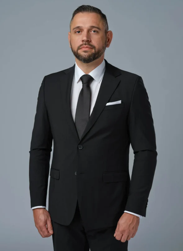 Pánsky oblek v matnej čiernej farbe