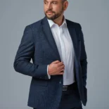 Pánsky tmavomodrý oblek s jemným vzorom