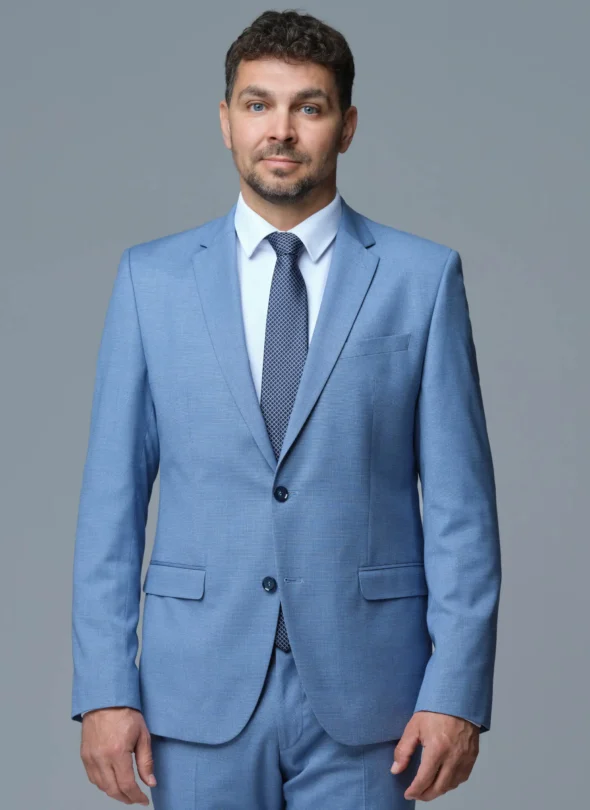 Pánsky oblek v jemnom modrom tóne