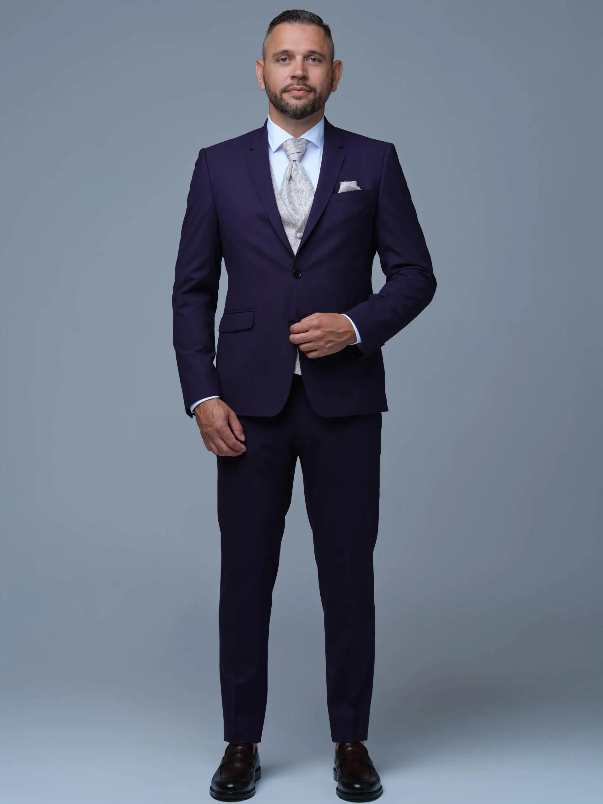 Pánsky hladký tmavofialový oblek