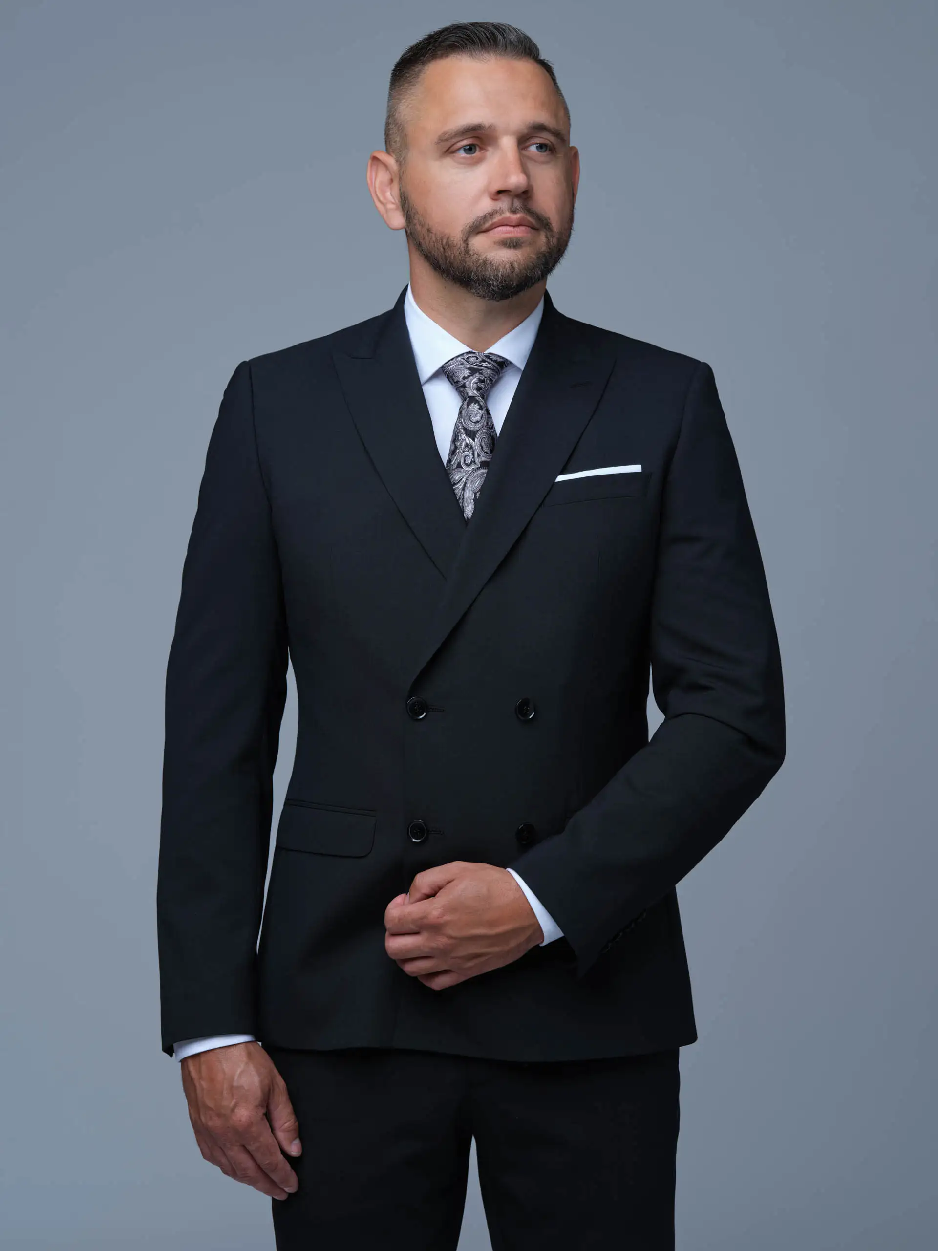 Pánsky elegantný dvojradový oblek